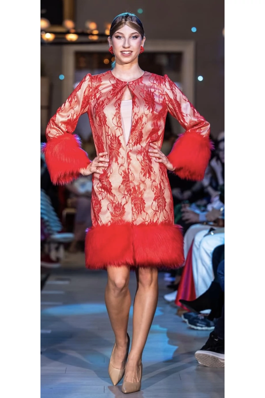 Piros csipkés alkalmi ruha szőrmével díszítve - tavasz típusnak 