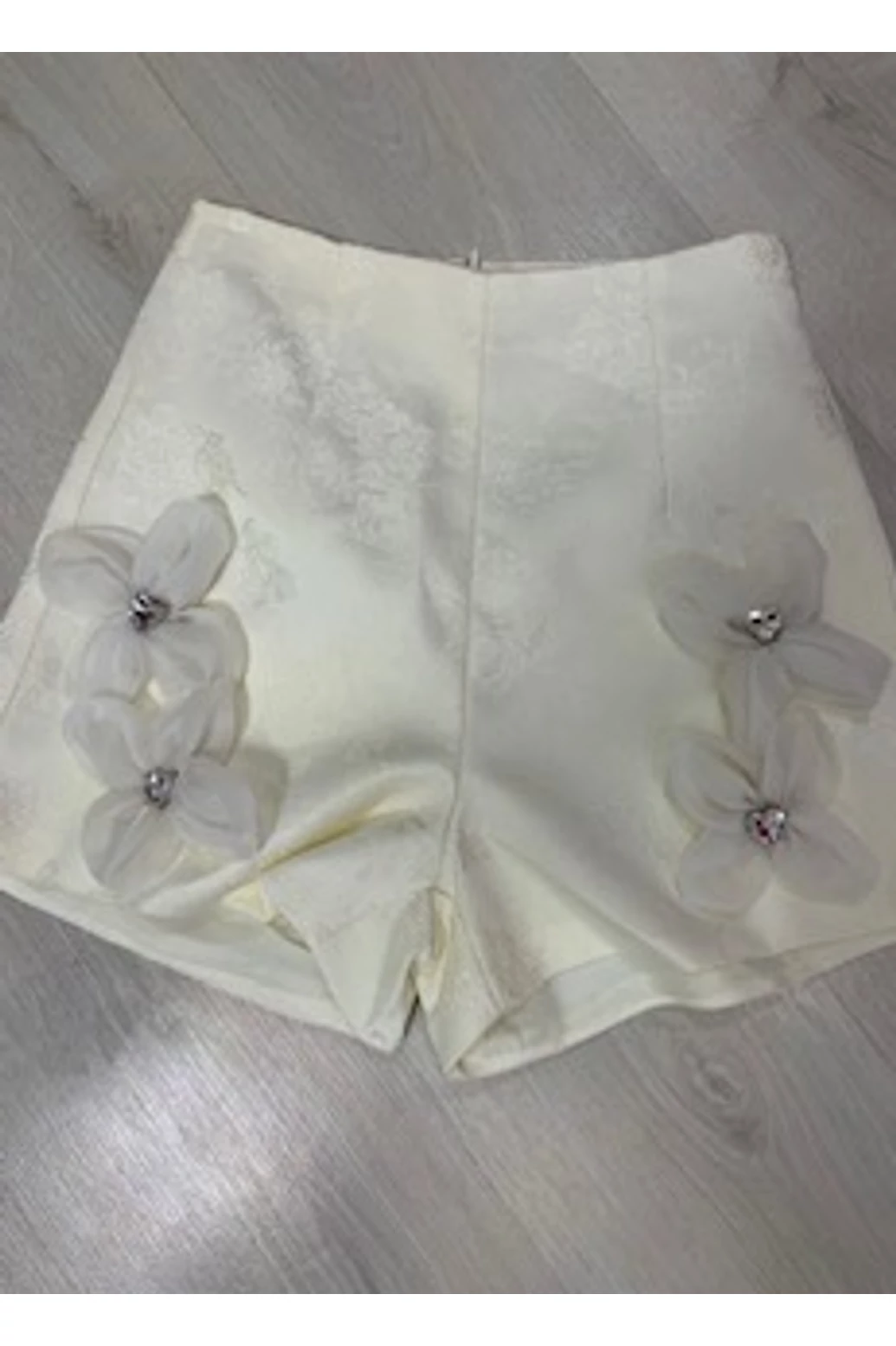 Fehér rövidnadrág virággal 