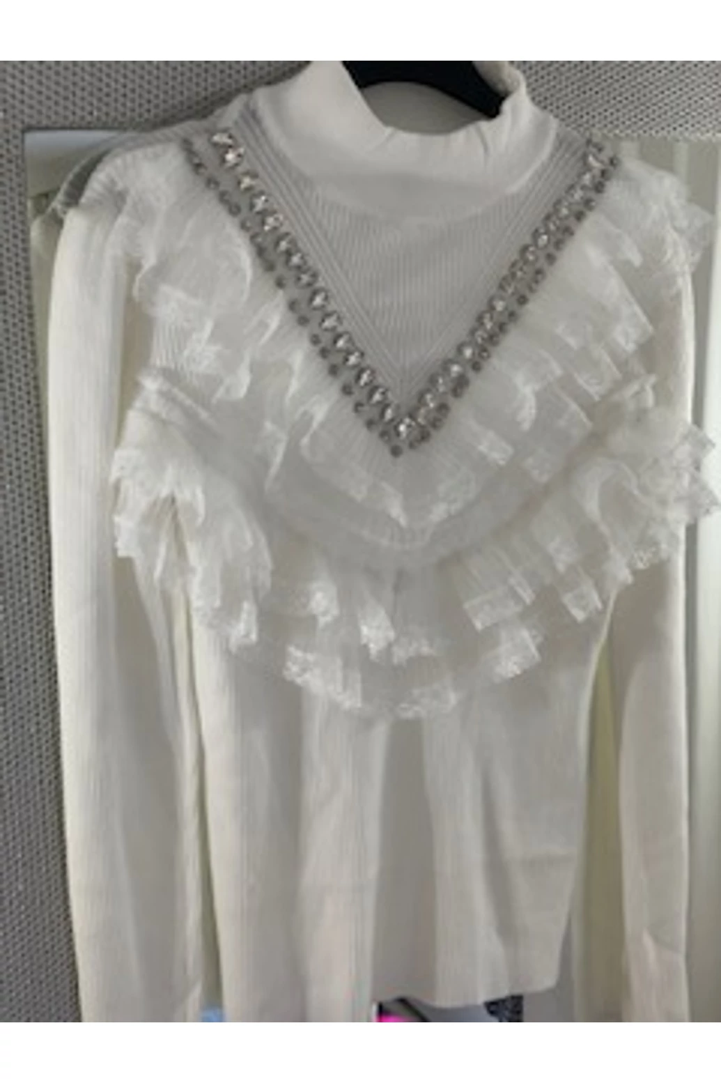 Fehér félgarbó kövekkel díszített csipke fodorral kötött felső - nyár típusnak 