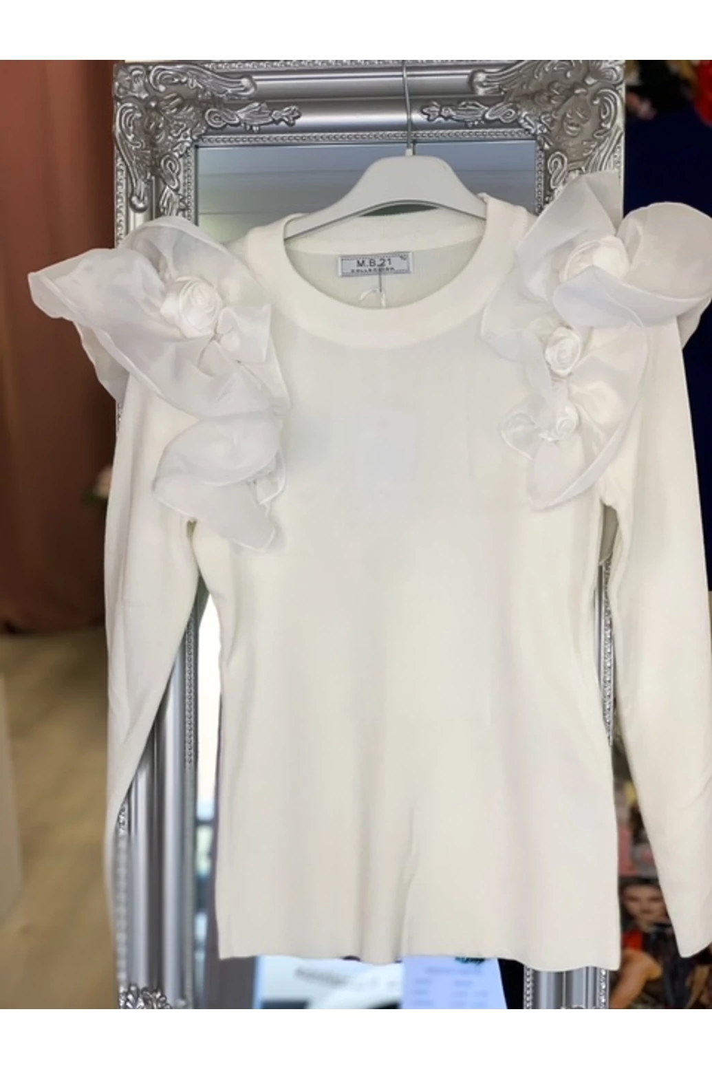 Fehér kötött felső fodorral- virágokkal a vállán - nyár típusnak 