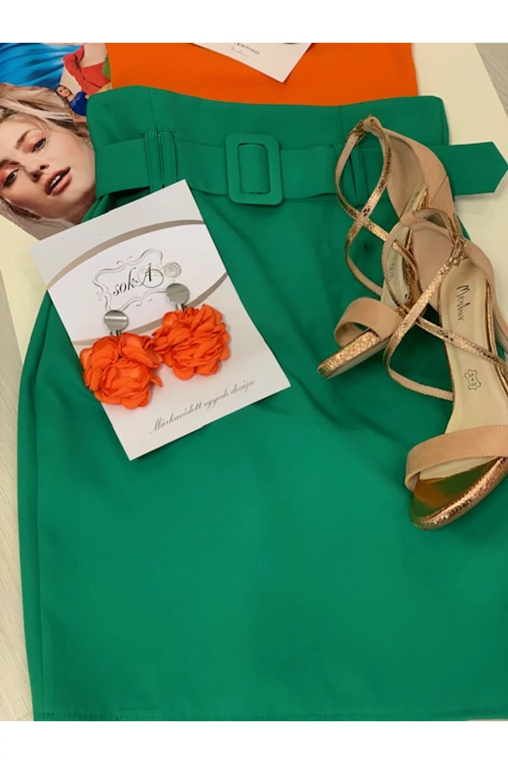 Fűzöld szoknya övvel hátul sliccel 