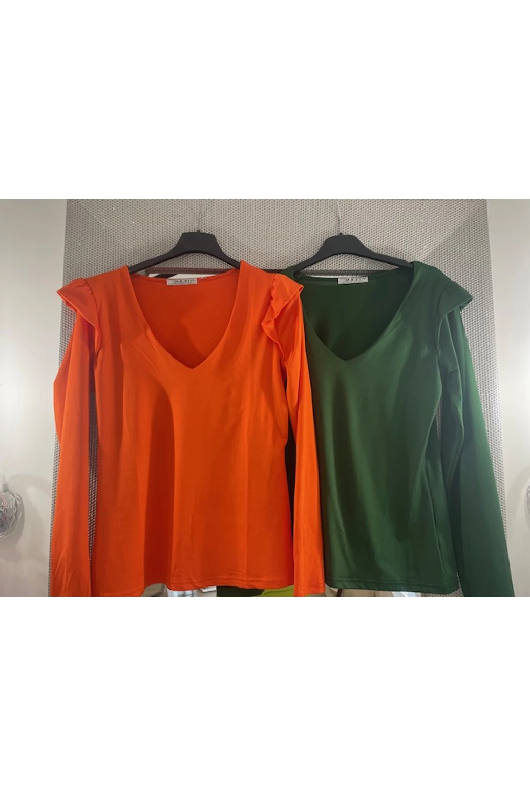 V kivágású narancs elasztikus hidegselyem felső - tavasz- ősz típusnak 