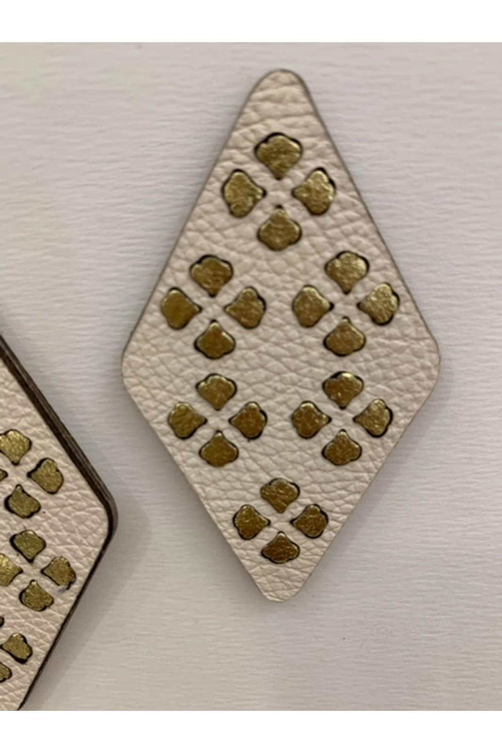 Inventino Zelma közepes fülbevaló bézs - arannyal - ősz típusnak 