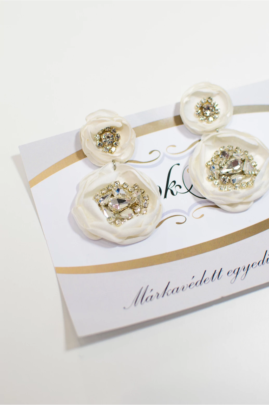 Soká krémfehér virág kövekkel