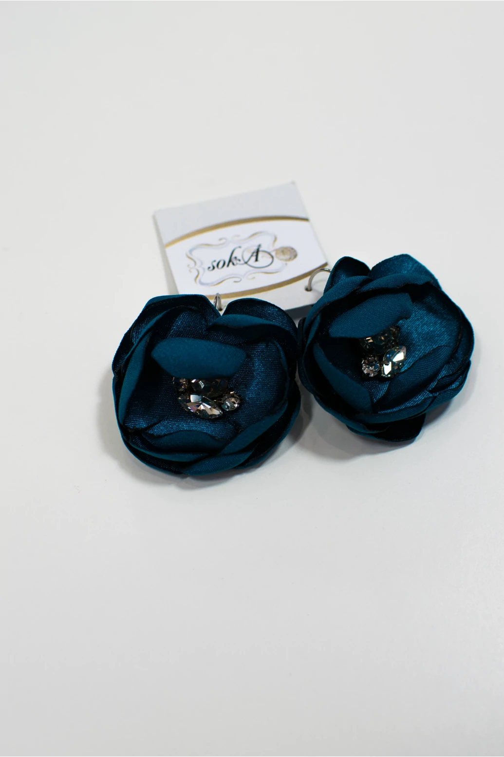 Soká pávakék virág kövekkel