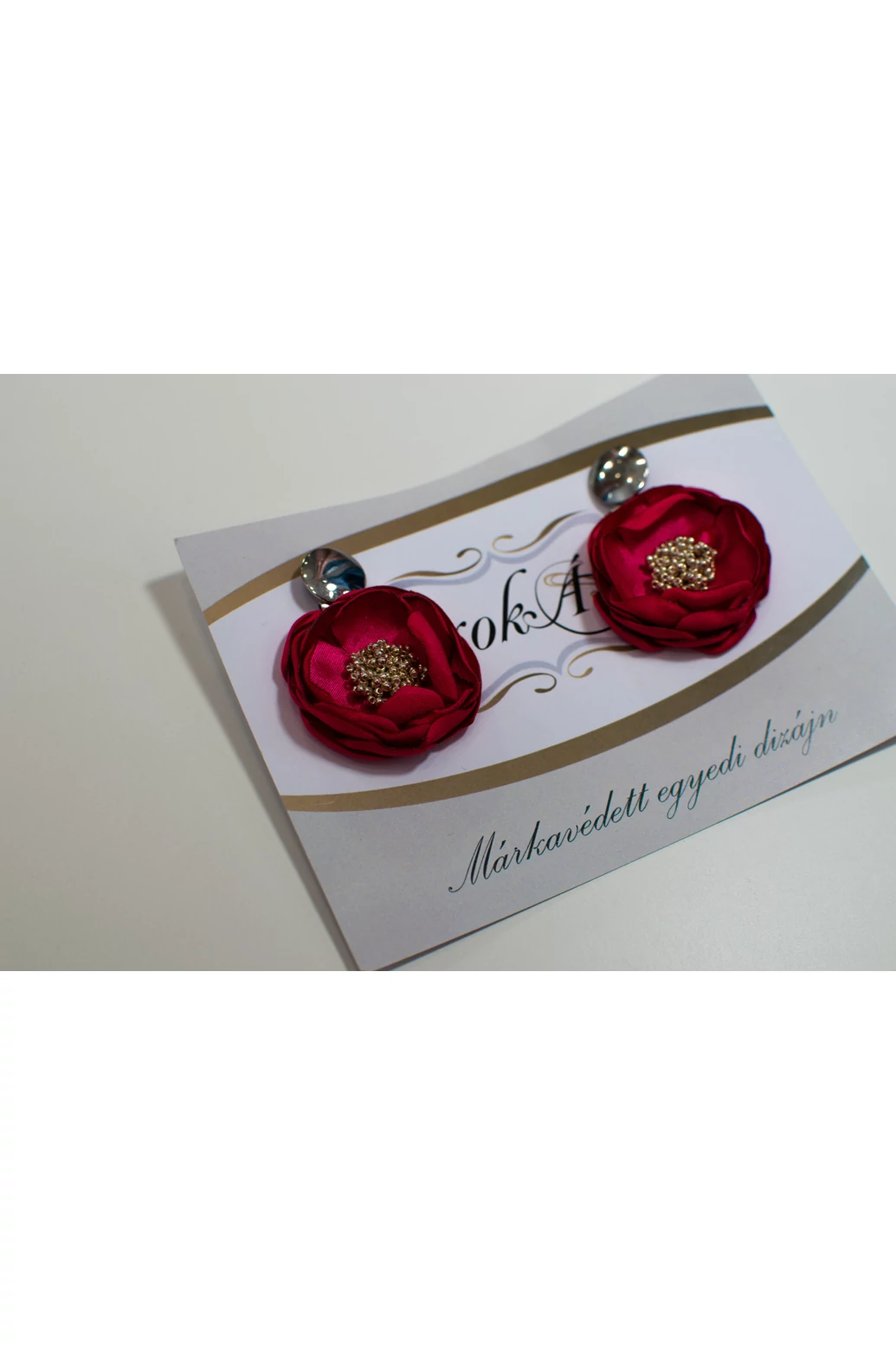 Soká piros virág kövekkel