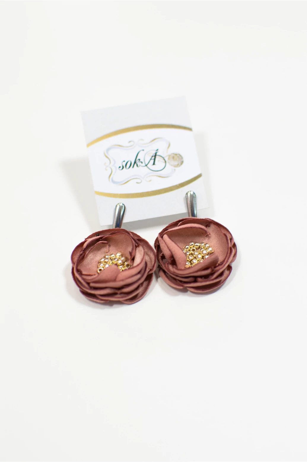 Soká rózsaszín virág kövekkel