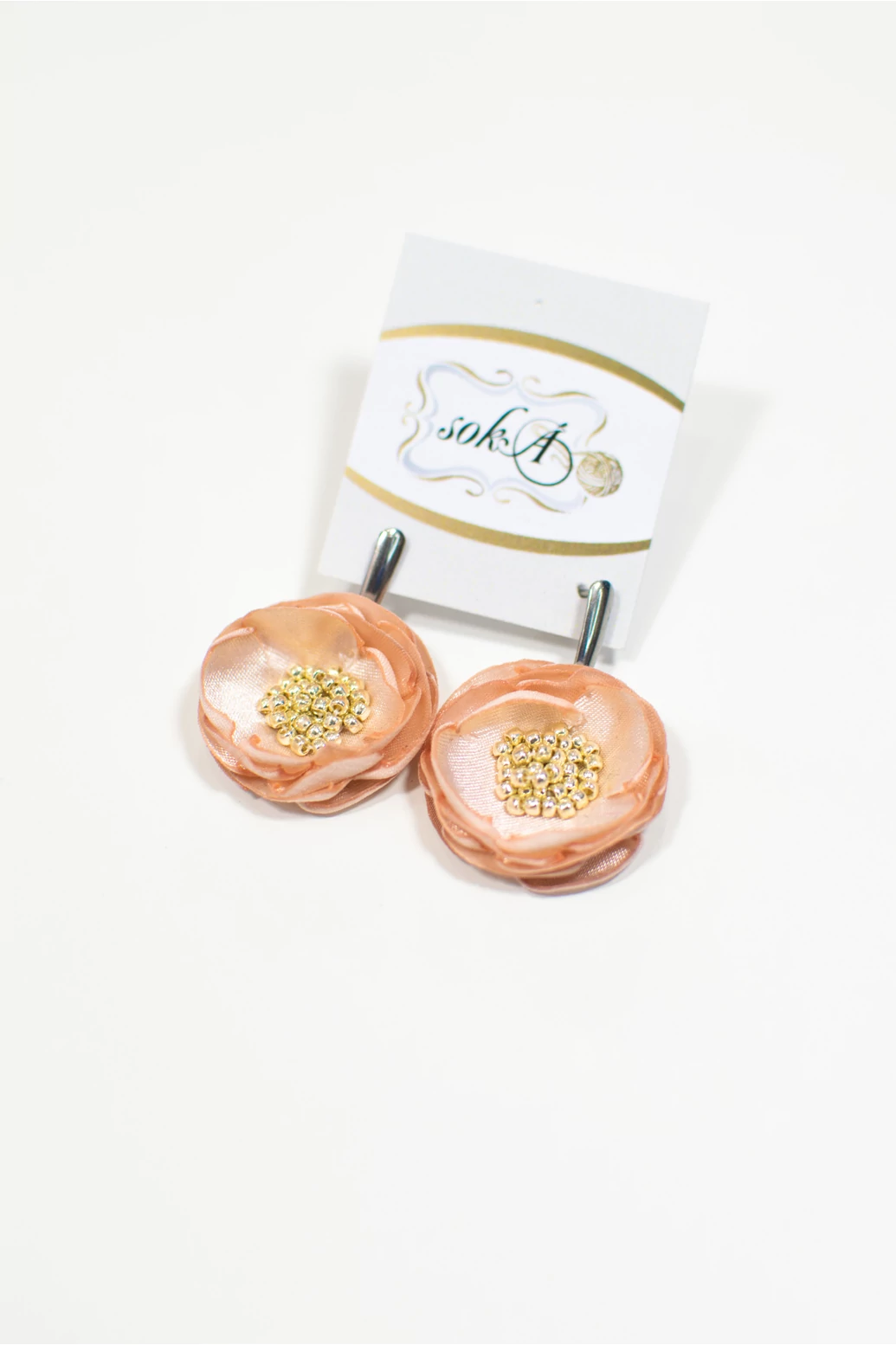 Soká őszi rózsaszín virág kövekkel