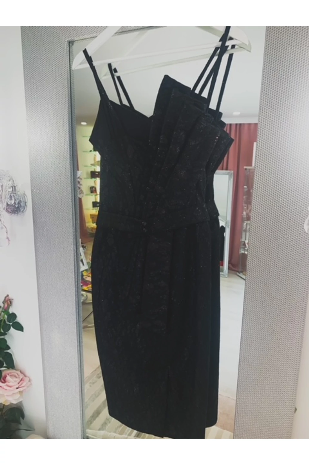 Fekete csipke vállpántos ruha csillám hatással 