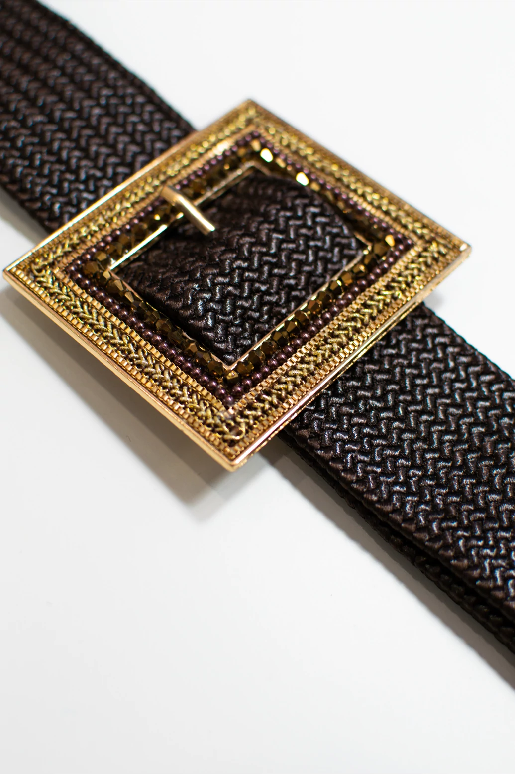 Csokibarna gumírozott öv kocka arany csattal