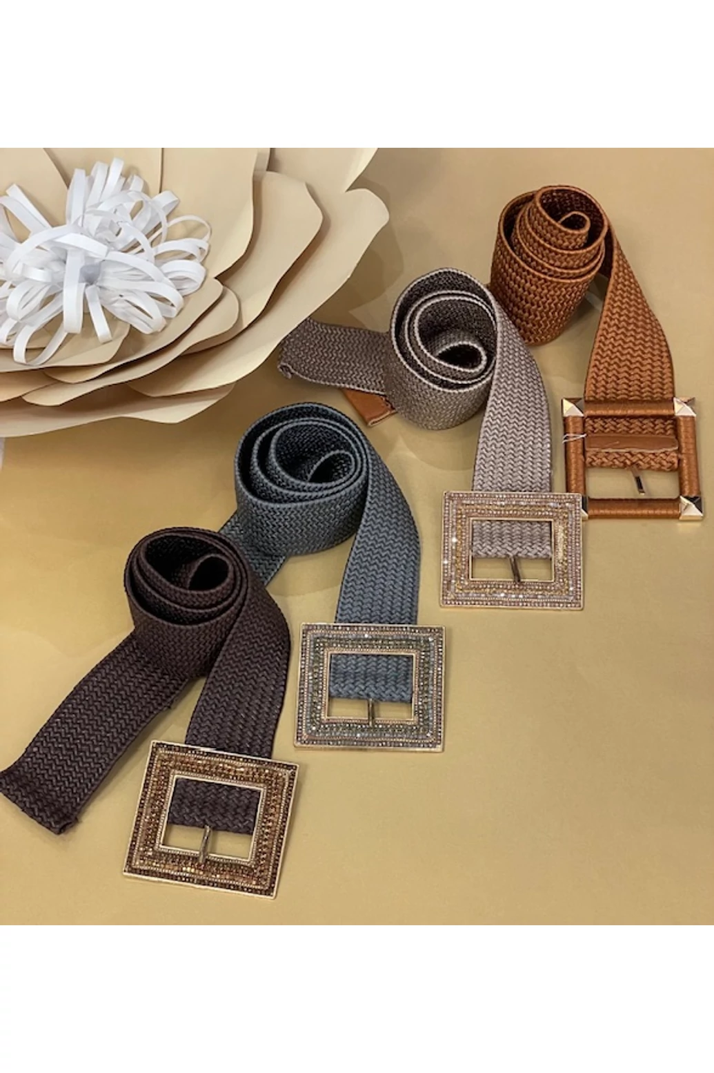 Homok színű gumírozott öv kocka arany csattal