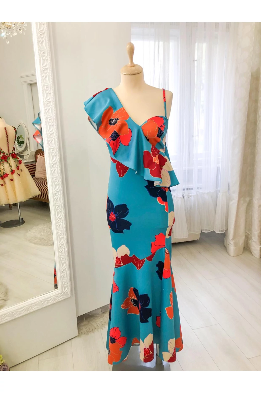 Kék virágmintás extravagáns ruha 