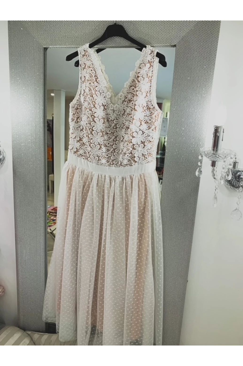 Bézs csipke és tüll ruha V kivágással 