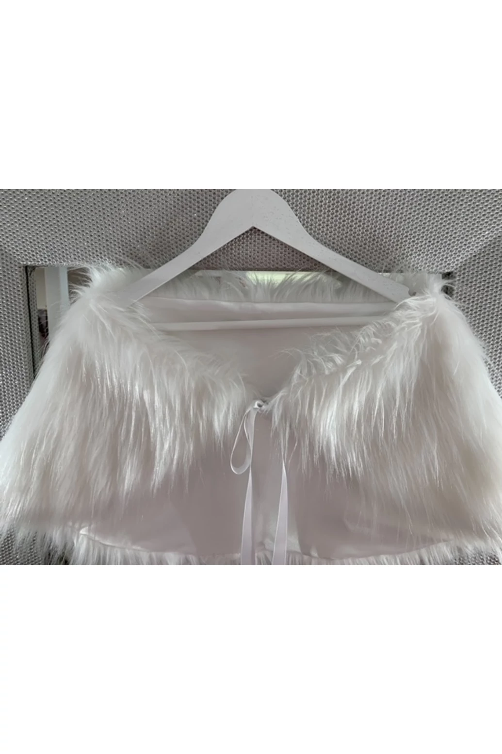 Fehér szőrme pelerin szatén masnival ,béléssel 