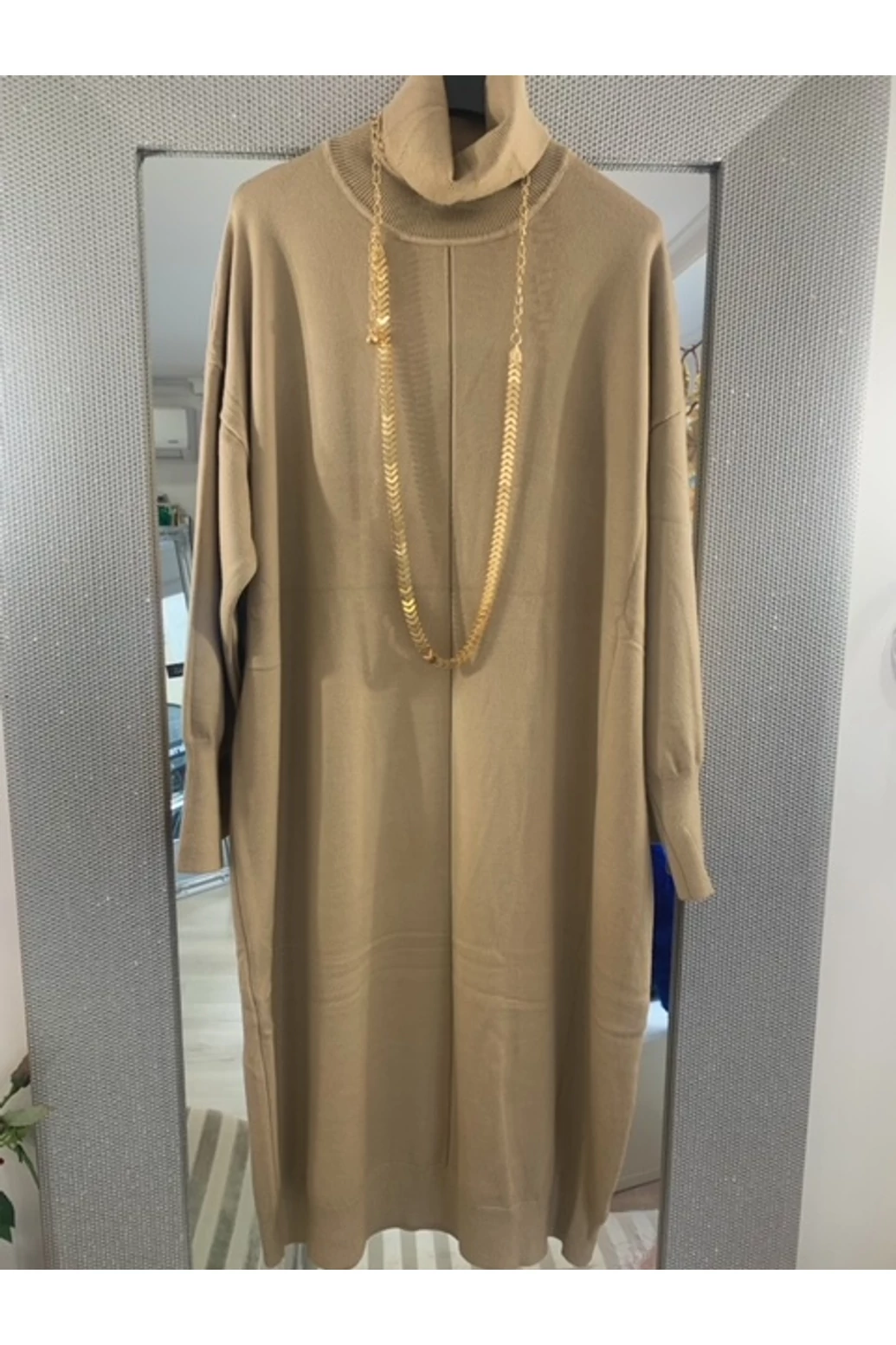 Mogyoró színű kötött garbós ruha arany övvel   - ősz típusnak 