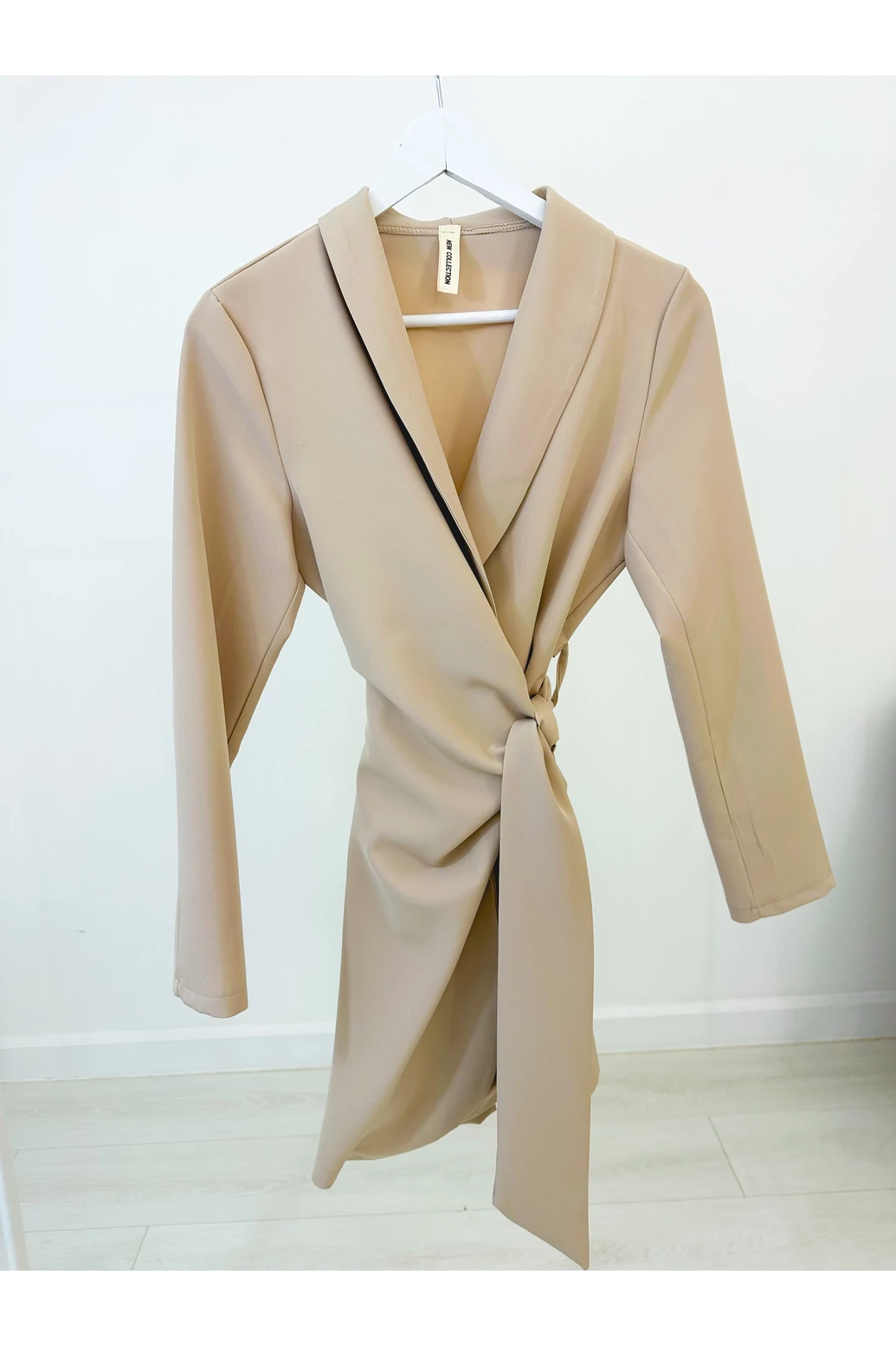 Homokszínű blézerruha - ősz típusnak 