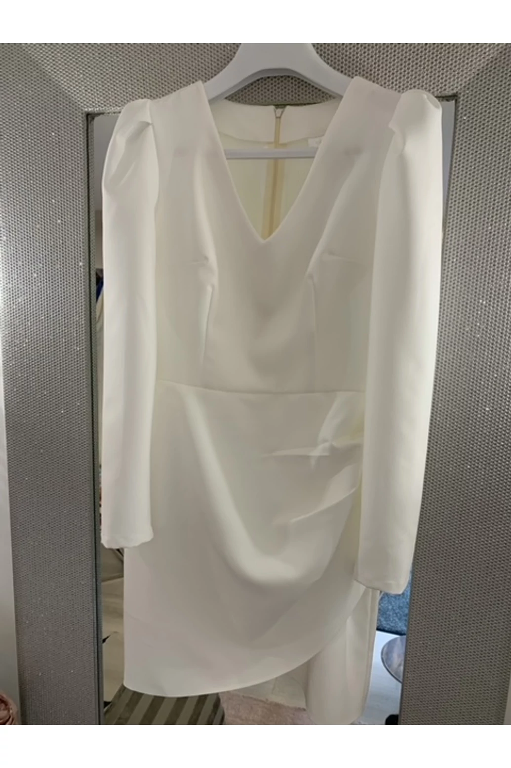 Törtfehér elegáns V kivágású ruha- tél és  nyár - típusnak 