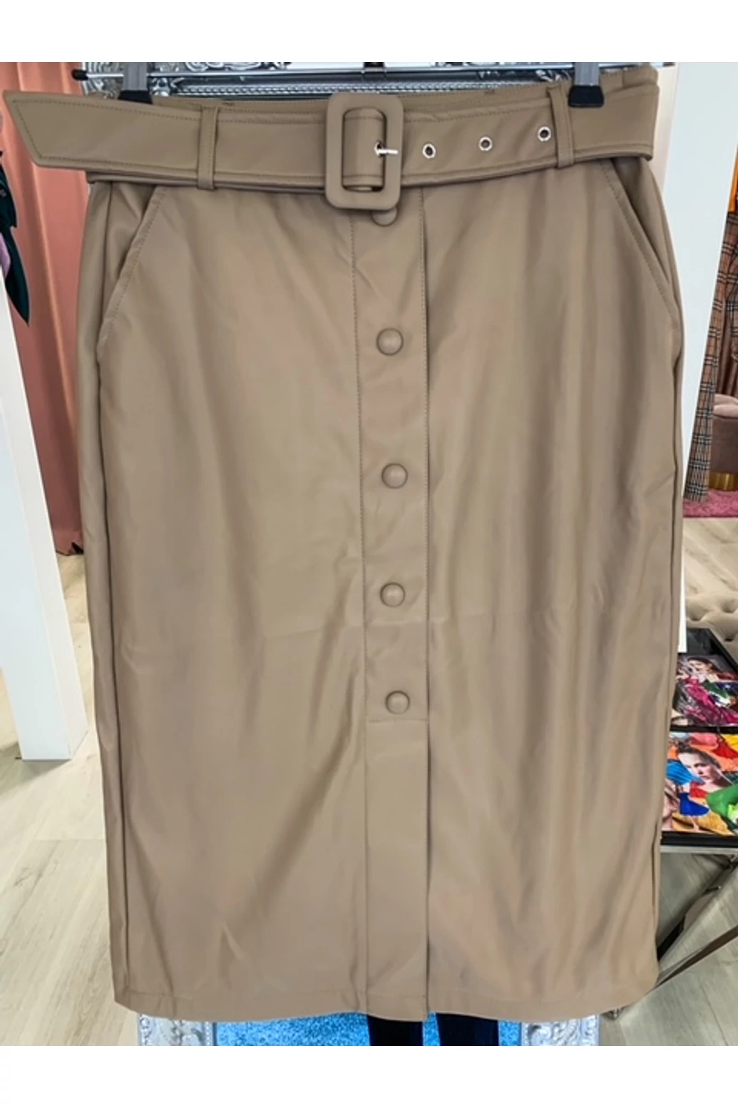 Mogyoró színű műbőr szoknya övvel  - ősz típusnak 