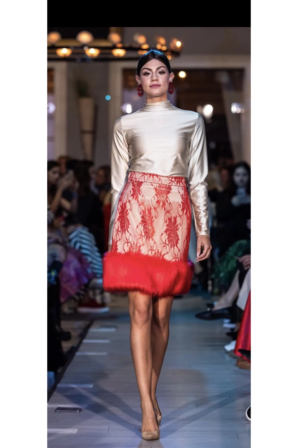 Piros csipkés alkalmi szoknya szőrme díszítéssel - tavasz típusnak 