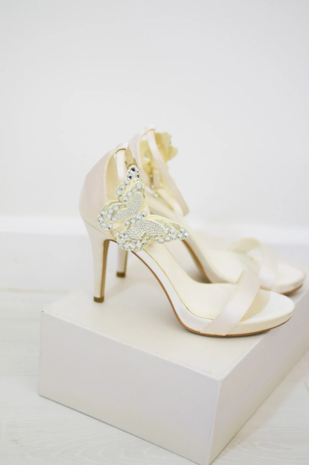 Törtfehér szatén cipő pillangóval