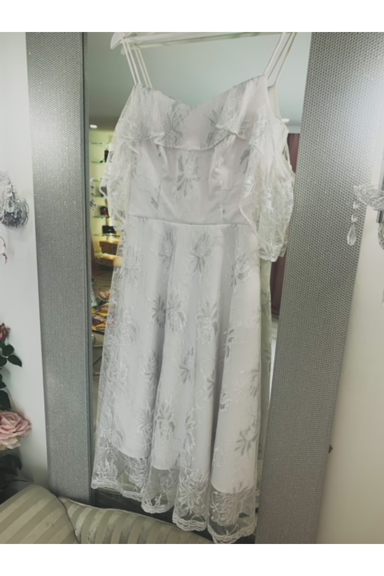 Fehér vállpántos alkalmi ruha ezüst csipkésvirágmintával - tél típusoknak 