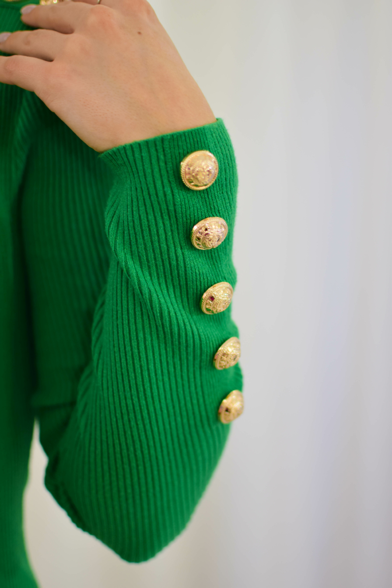 Fűzöld garbós kötött ruha arany gombokkal - tavasz típusnak 
