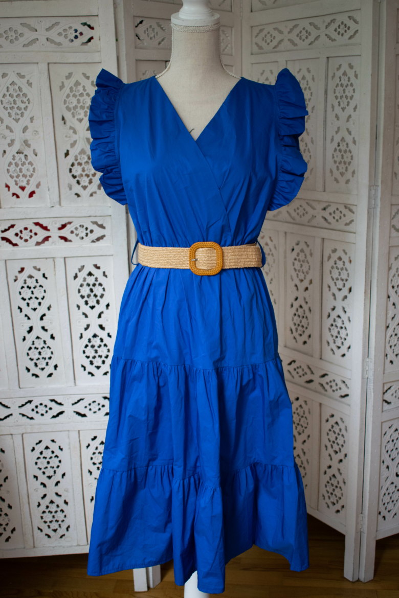 Nyári kék V kivágású fodros nyári ruha övvel - nyár típusnak