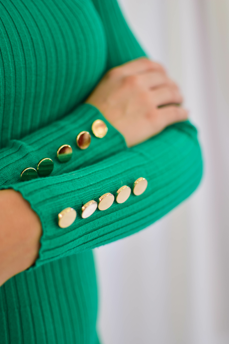 Tavaszi zöld kerek nyakú kötött A vonalú ruha ujján arany gombokkal - tavasz típusnak 